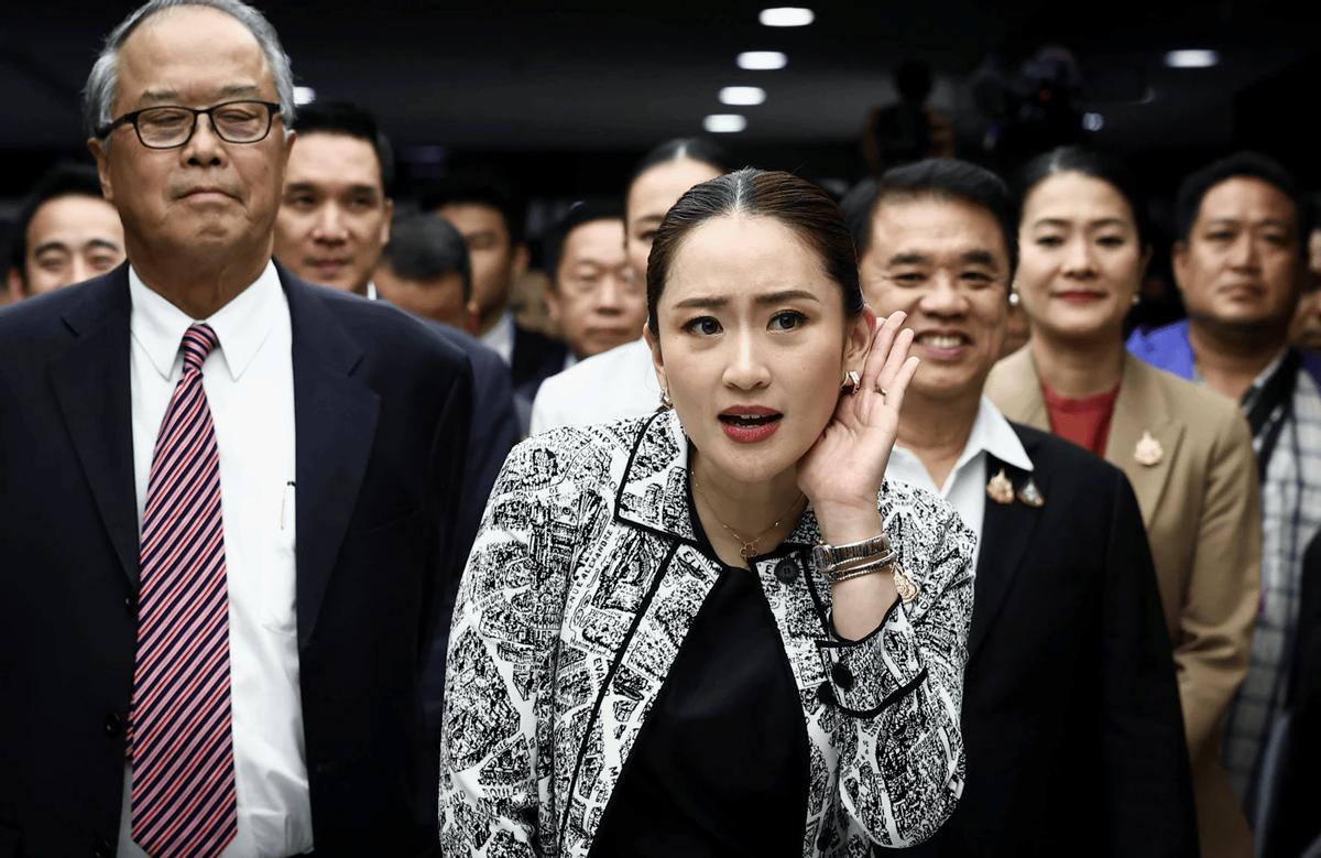 佩通坦被解除泰总理职务后微笑露面佩通坦被解除泰国总理职务后微笑露面，表明他能够以积极的态度面对这一变化。虽然失去总理职务可能会带来一些挑战和压力，但微笑露面展示了他能够保持冷静和乐观的心态。