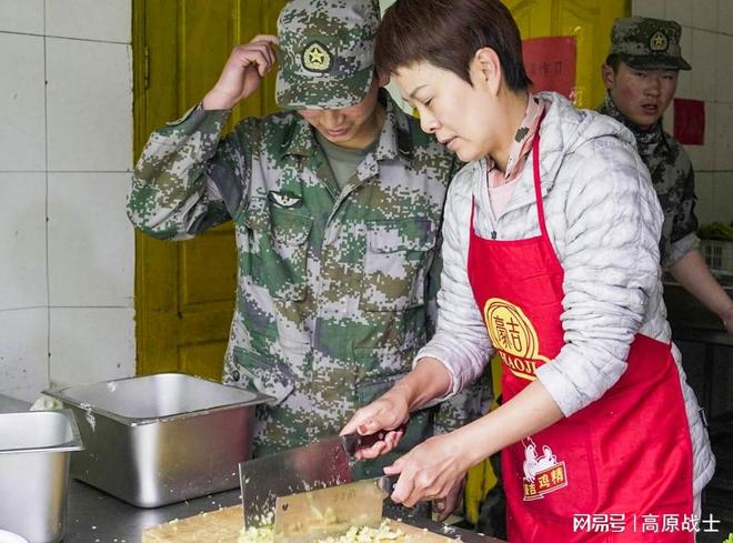 送饺子给官兵送饺子给官兵，一份温暖，一份力量
