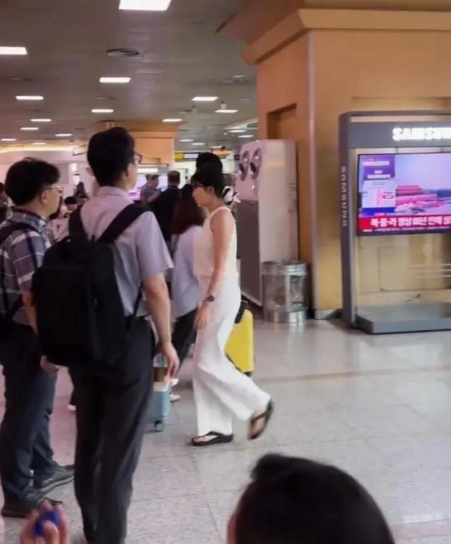 韩高铁站播九三阅兵韩高铁站播映九三阅兵，历史与现代的交融