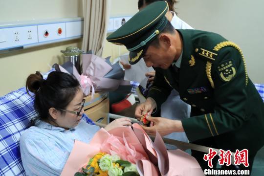 军嫂盯着徒步方队找丈夫迷糊了军嫂徒步方队寻找丈夫，迷雾中的坚守与深情
