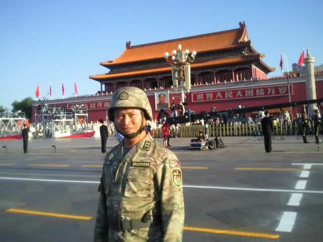父亲儿子都牺牲了 他带照片看阅兵了父亲与儿子的牺牲，阅兵照片背后的故事