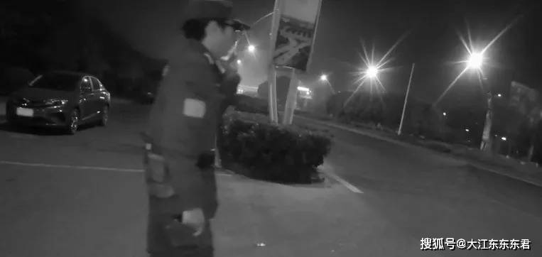 夜晚路中现直立男子